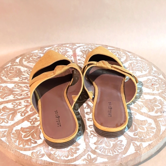 Indigo rd is mustard yellow flats - Picture 5 of 9